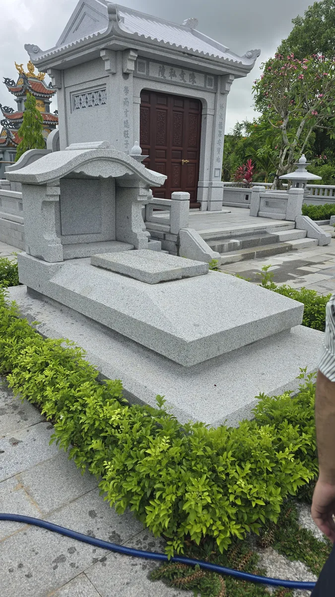 Khuôn Viên Khu Lăng Mộ Bằng Đá Granit Xám Tại Nam Định