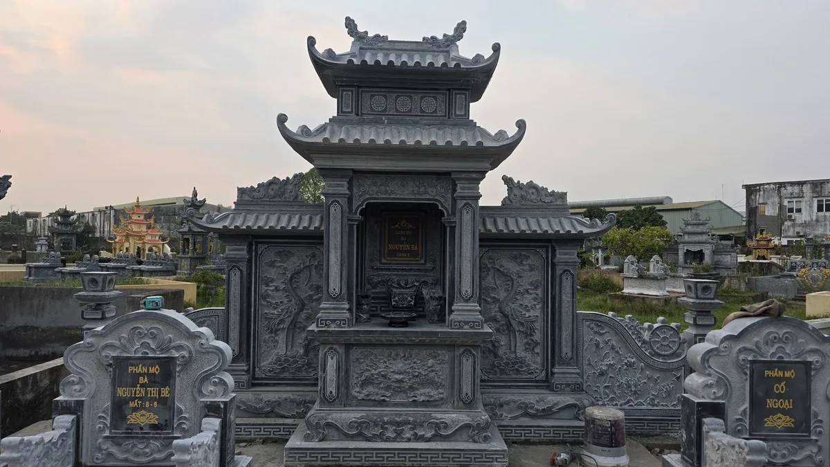 Lăng Thờ Cánh 2 Mái Đá Xanh Đen
