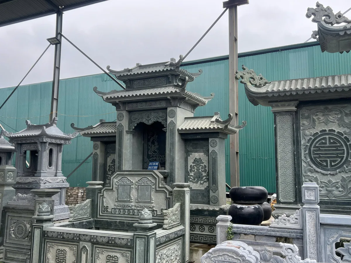 Lăng Thờ Hộp Đá Xanh Rêu