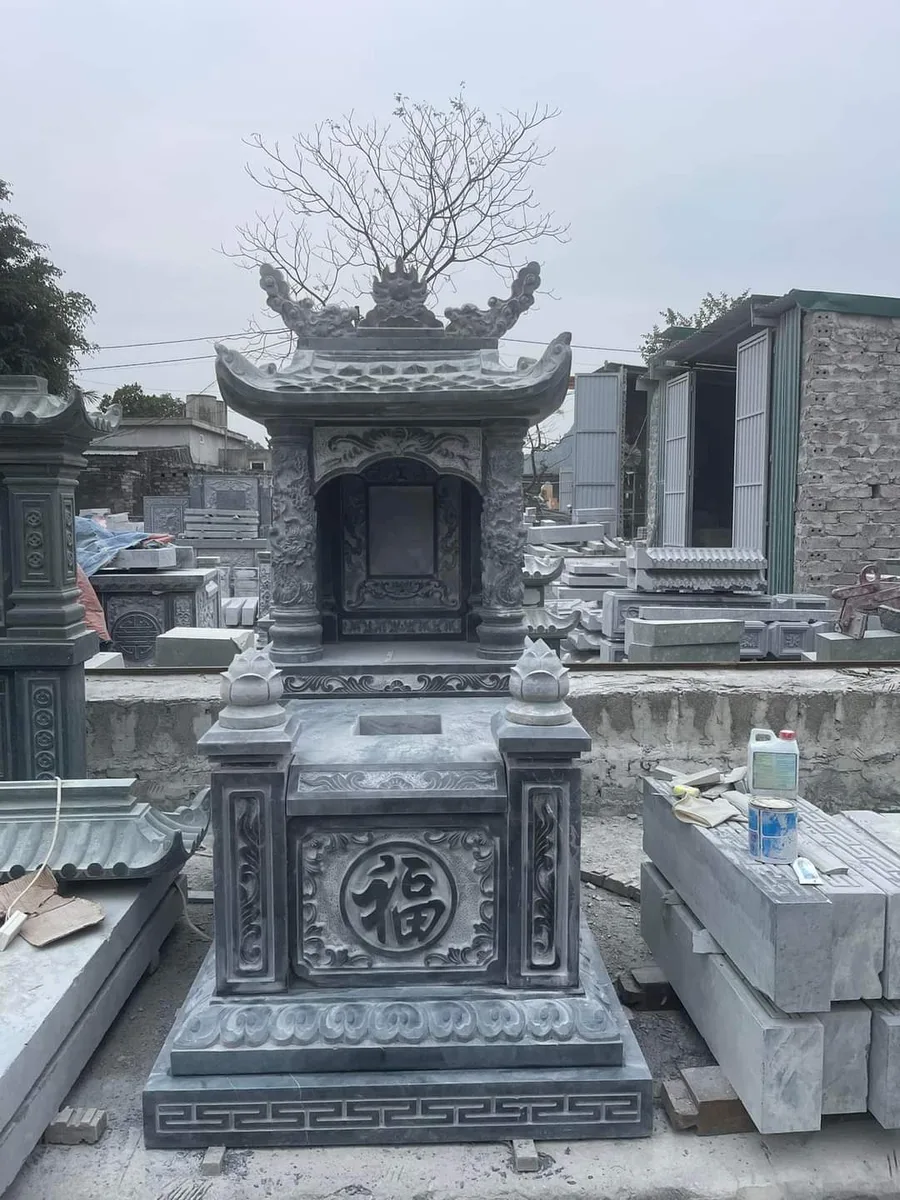 Mộ 1 Mái Đá Xanh Đen