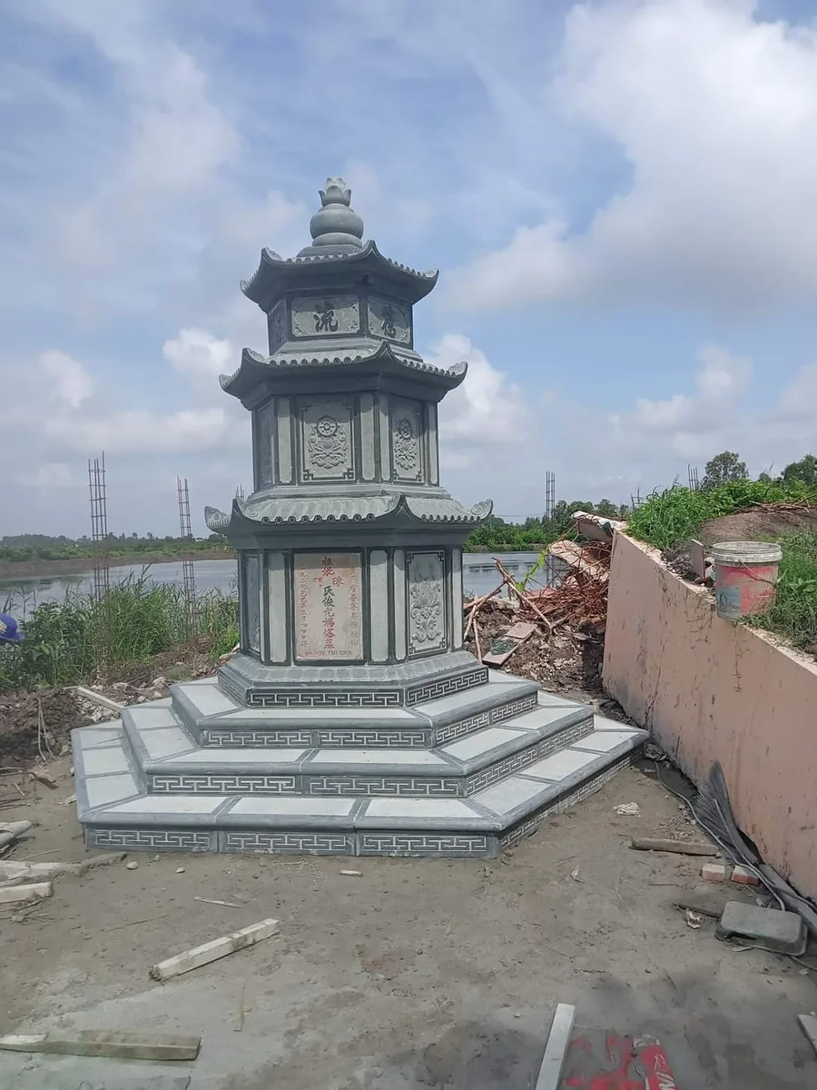 Mộ Bát Giác Xanh Rêu