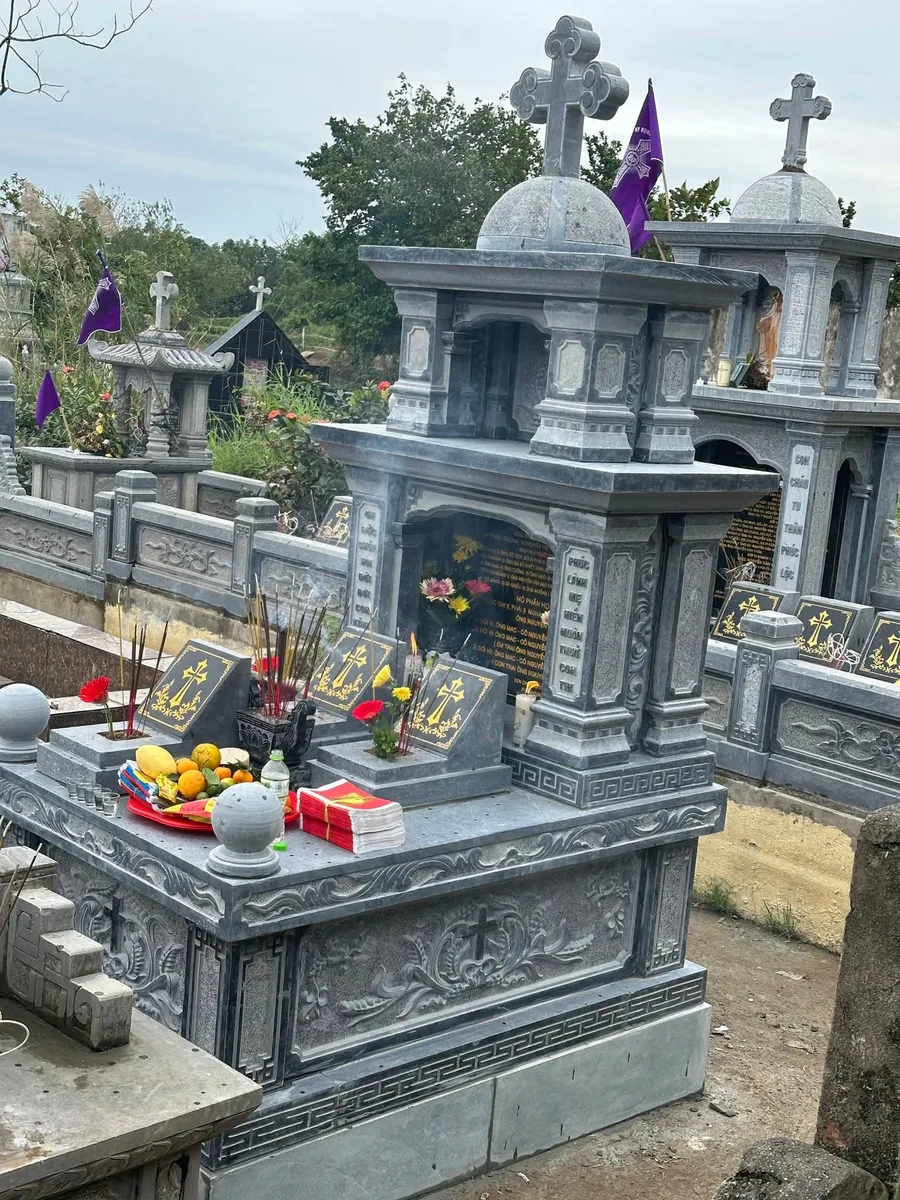 Mộ Công Giáo 2 Mái Xanh Đen