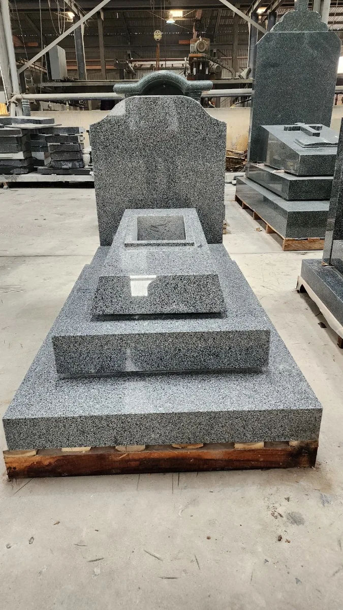 So sánh đá xanh rêu và granite
