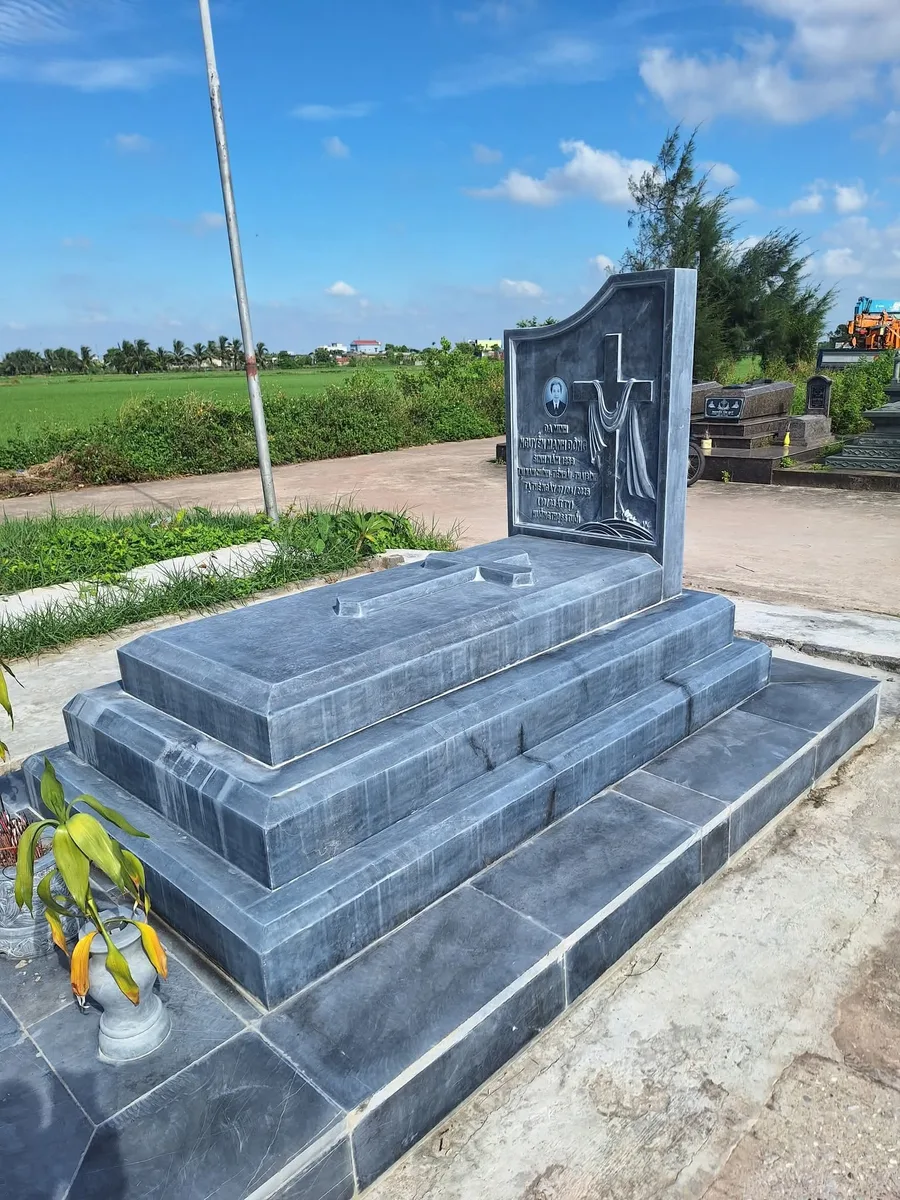 Mộ Đá Xanh Đen Công Giáo