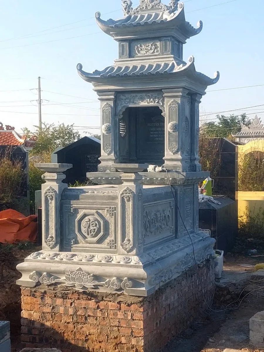 Mộ Đá Xanh Rêu 2 Mái Máy Cày