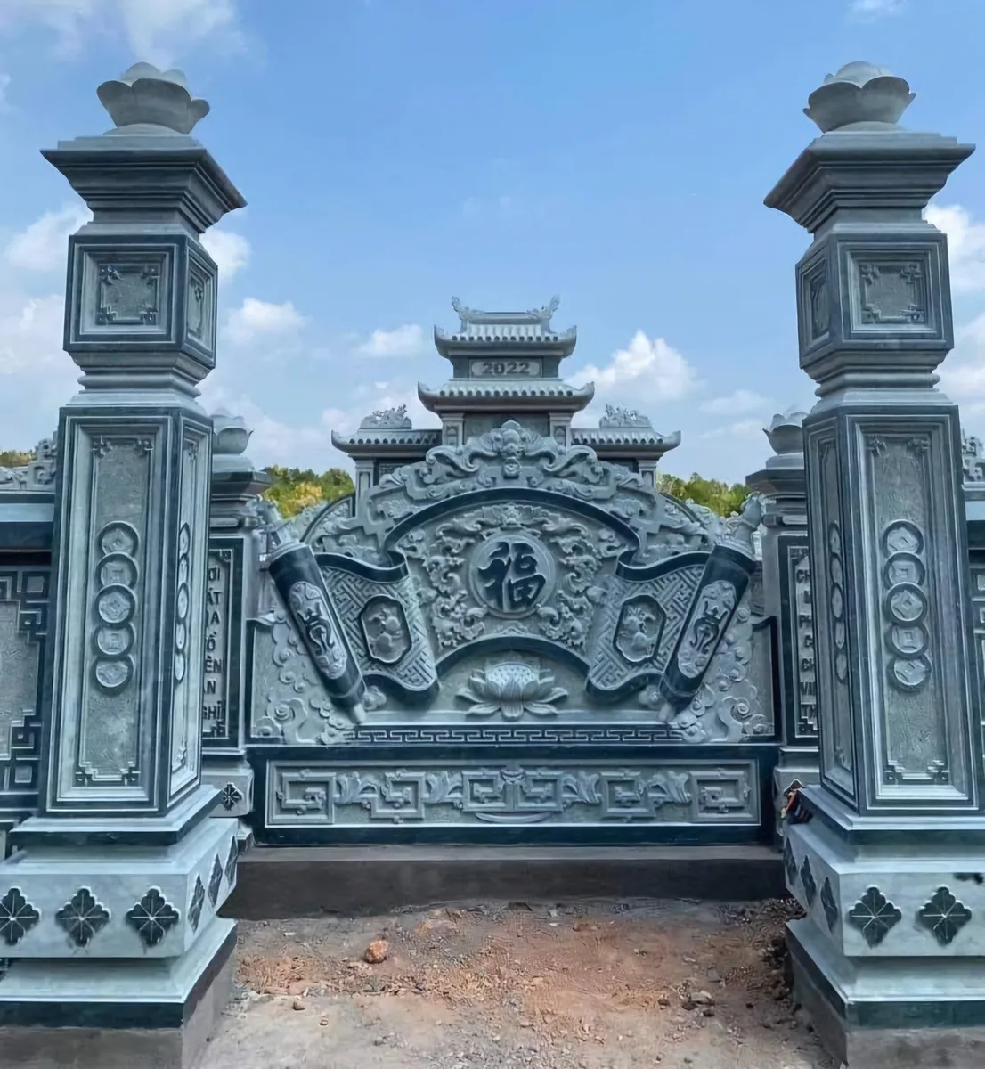 Cổng Song Trụ Xanh Rêu
