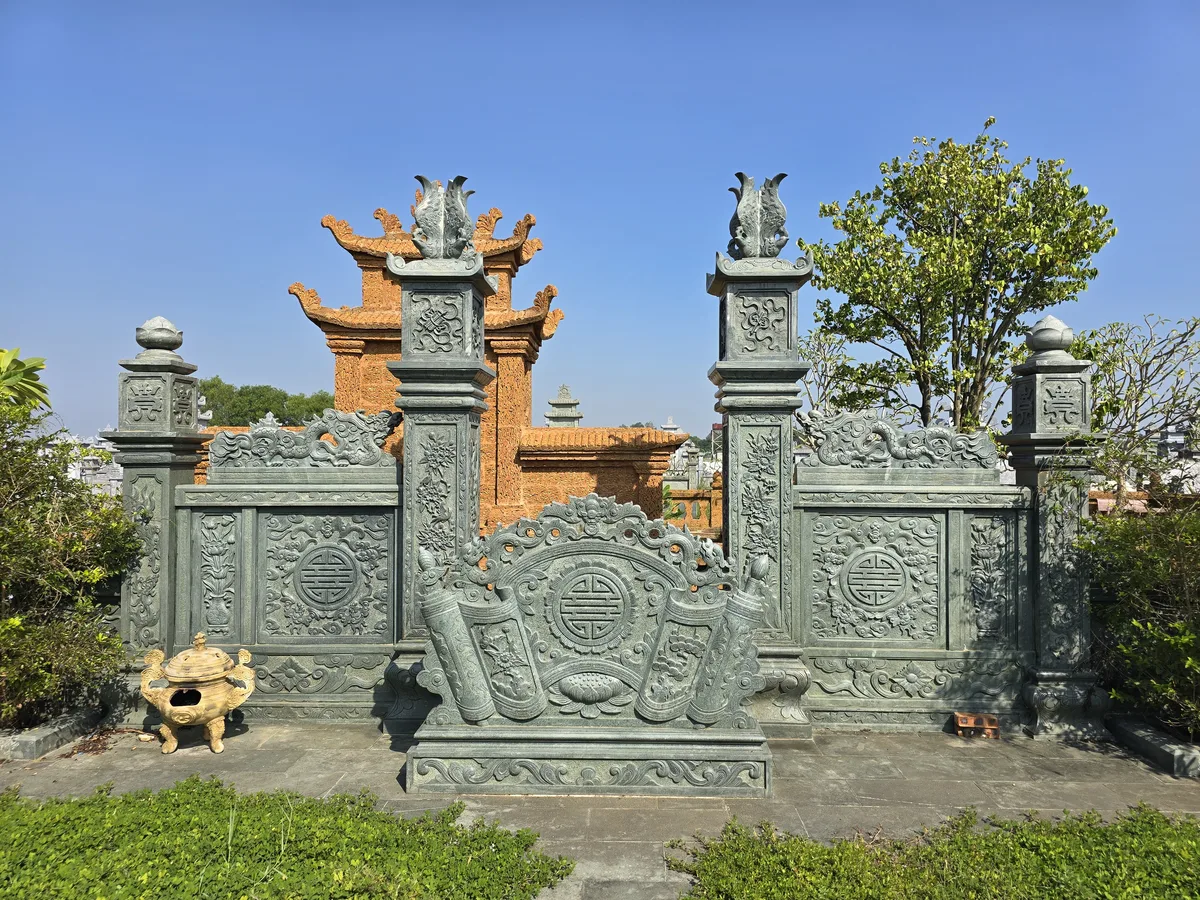 Cổng Tứ Trụ Đá Xanh Rêu