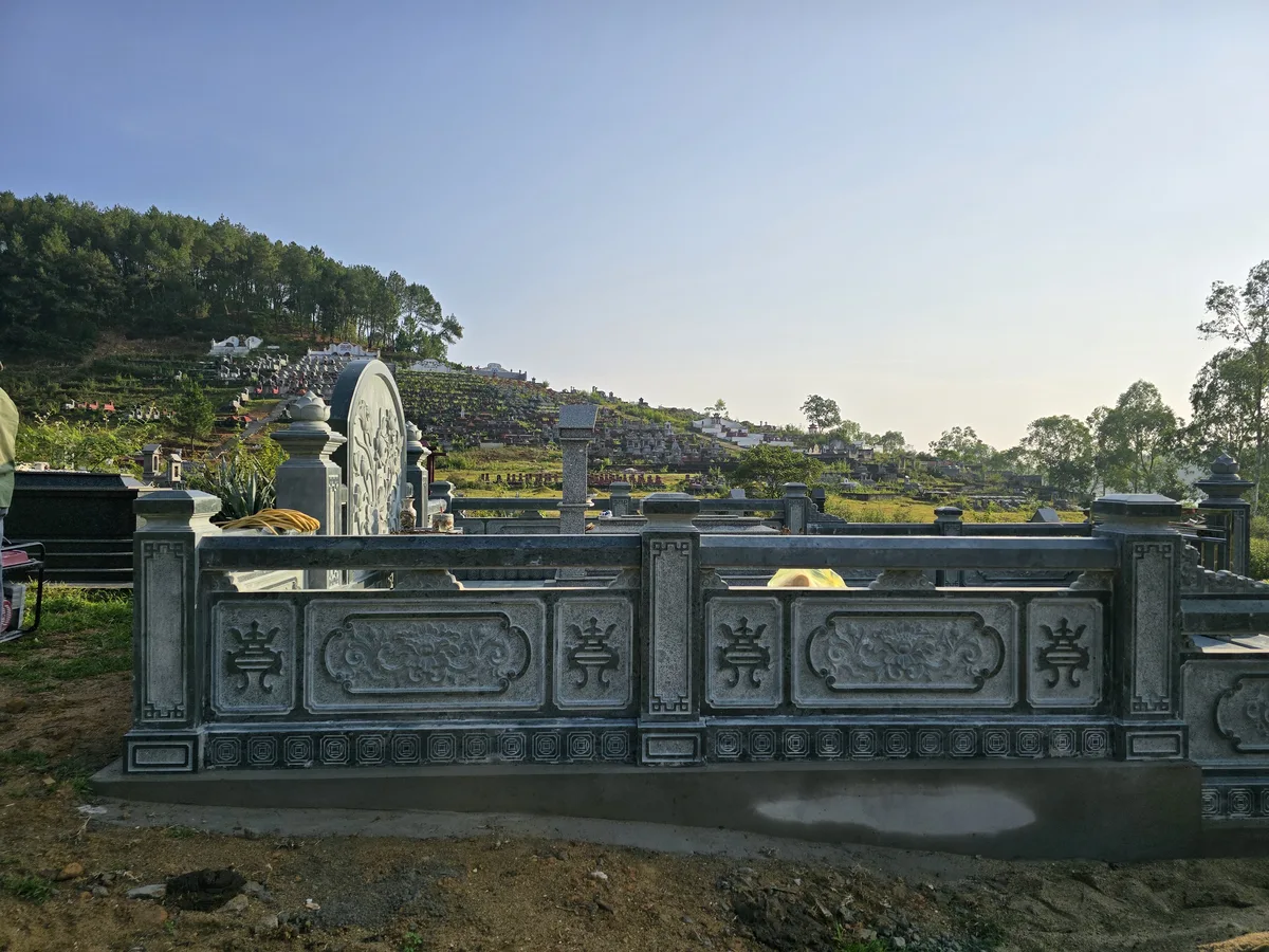 Lan Can Đá Xanh Rêu Sen Hóa Kết Hợp Chữ Thọ
