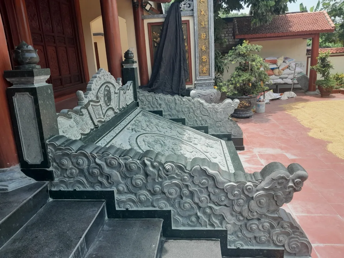 Rông Mây Đá Xanh Rêu Nằm Trên Bậc