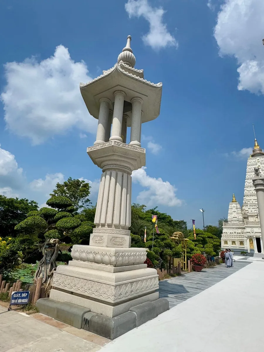 Đèn Đá Sân Vườn